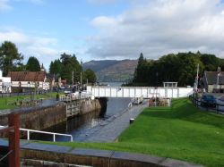 Loch Ness, Highlands, Historische Zugbrücke und eine Schleusenanlage